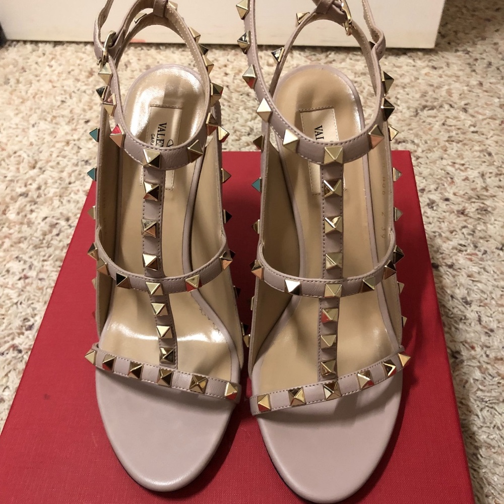 Brand New Valentino Rockstud Sandal size 39
